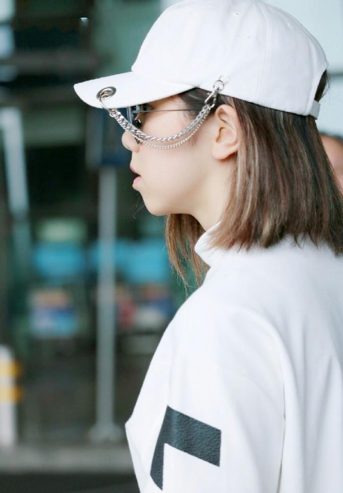 她曾一年夺7冠, 一曲爆红, 被成皮裤女王, 如今衣品好到开挂|邓紫棋