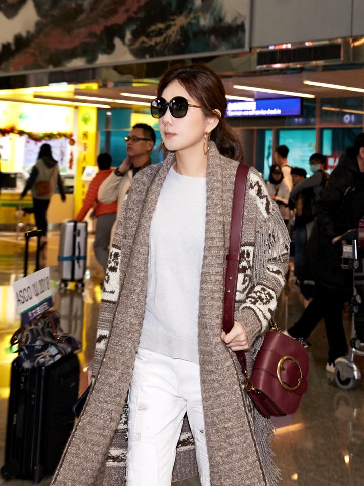 这样穿女人味无人能及,ella 陈嘉桦机场的时尚演绎