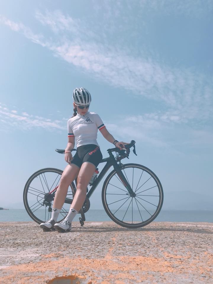 骑行在户外里爱运动的女孩|骑行|美女|运动员_新浪新闻