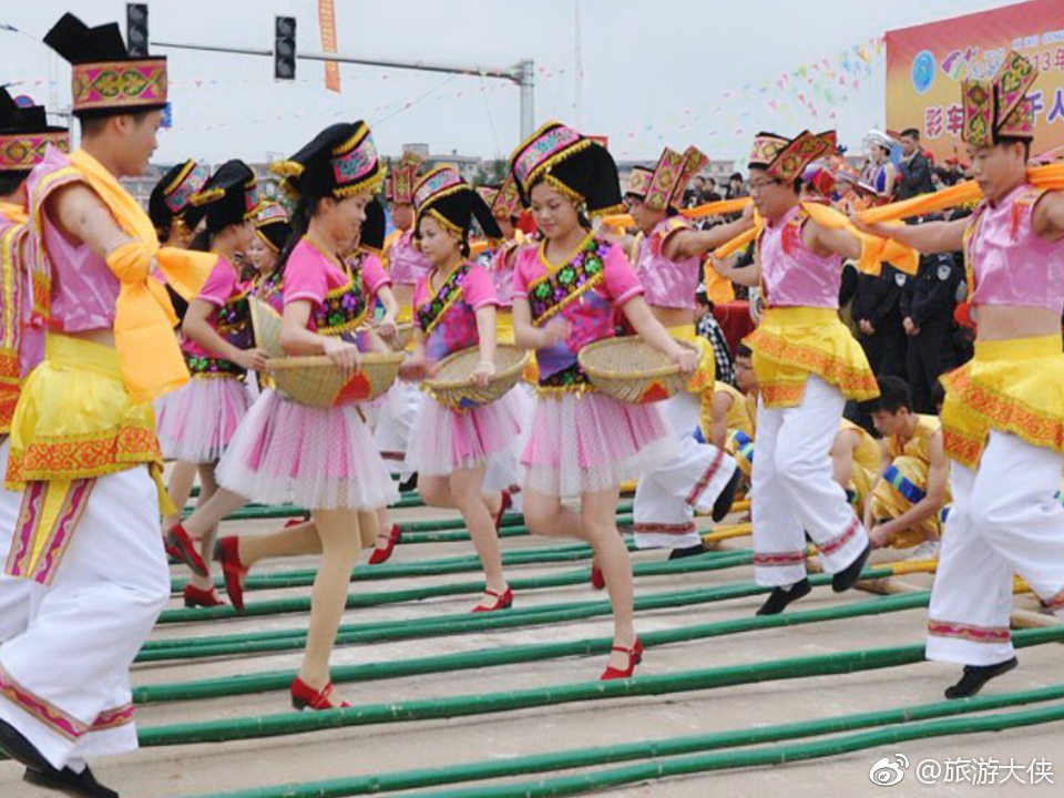 4月28日的海南一场人类历史上最大规模的竹竿舞表演