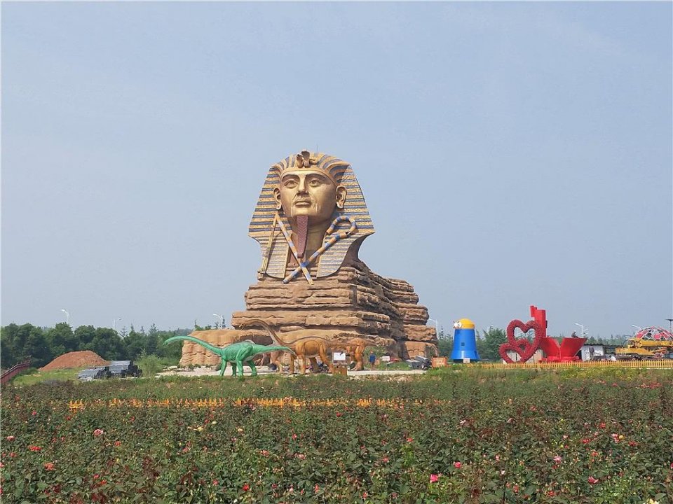 位于浙江横店影视城的"故宫",这里与北京故宫的相似程度让人震惊,单体