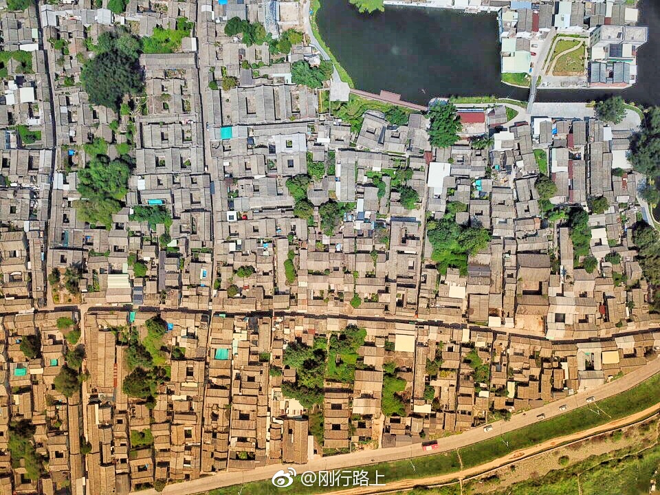 龙湖古寨位于广东潮州寨内辟三街六巷从门到街巷显得设计有致