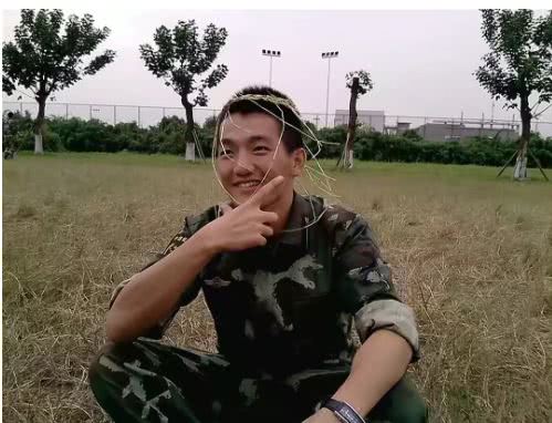 张馨予老公任大学教官照被曝出 多年手戴单身