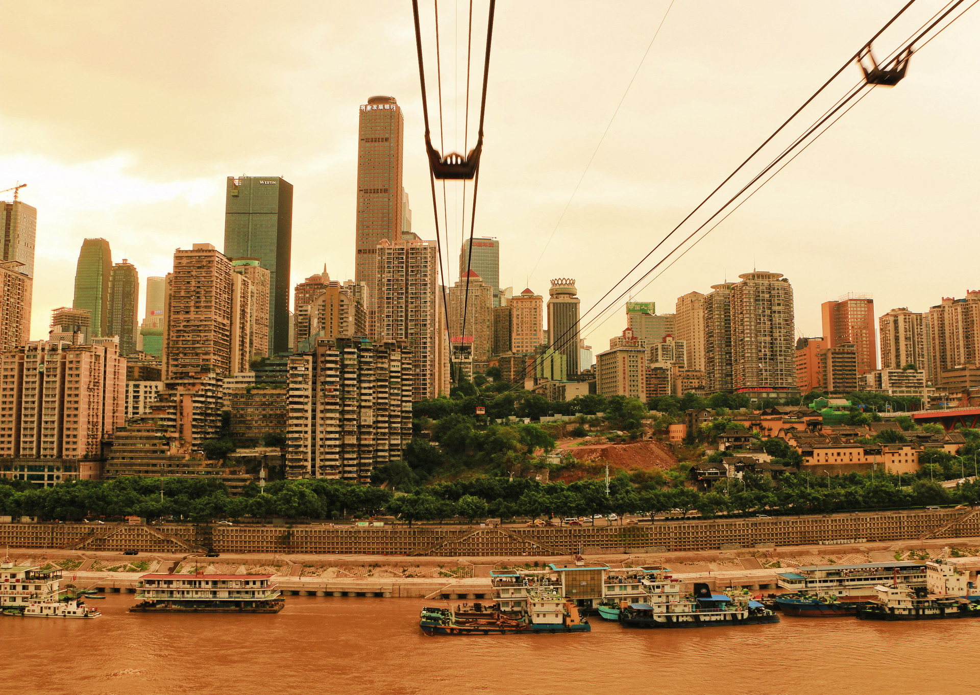 后来又有《日照重庆》,《火锅英雄》等在这里取景.