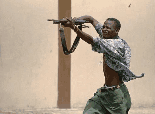 一直不明白为什么非洲人用冲锋枪时都是这个姿势