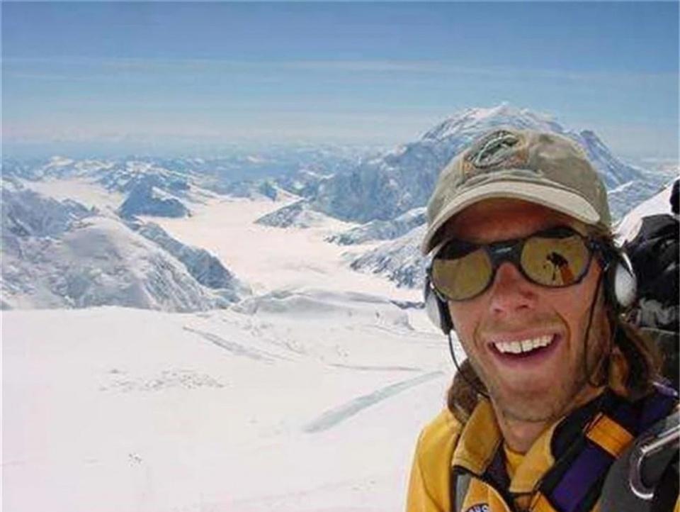 他用钝刀花费1个多小时割下了自己的半只手臂, 还因此被拍成电影