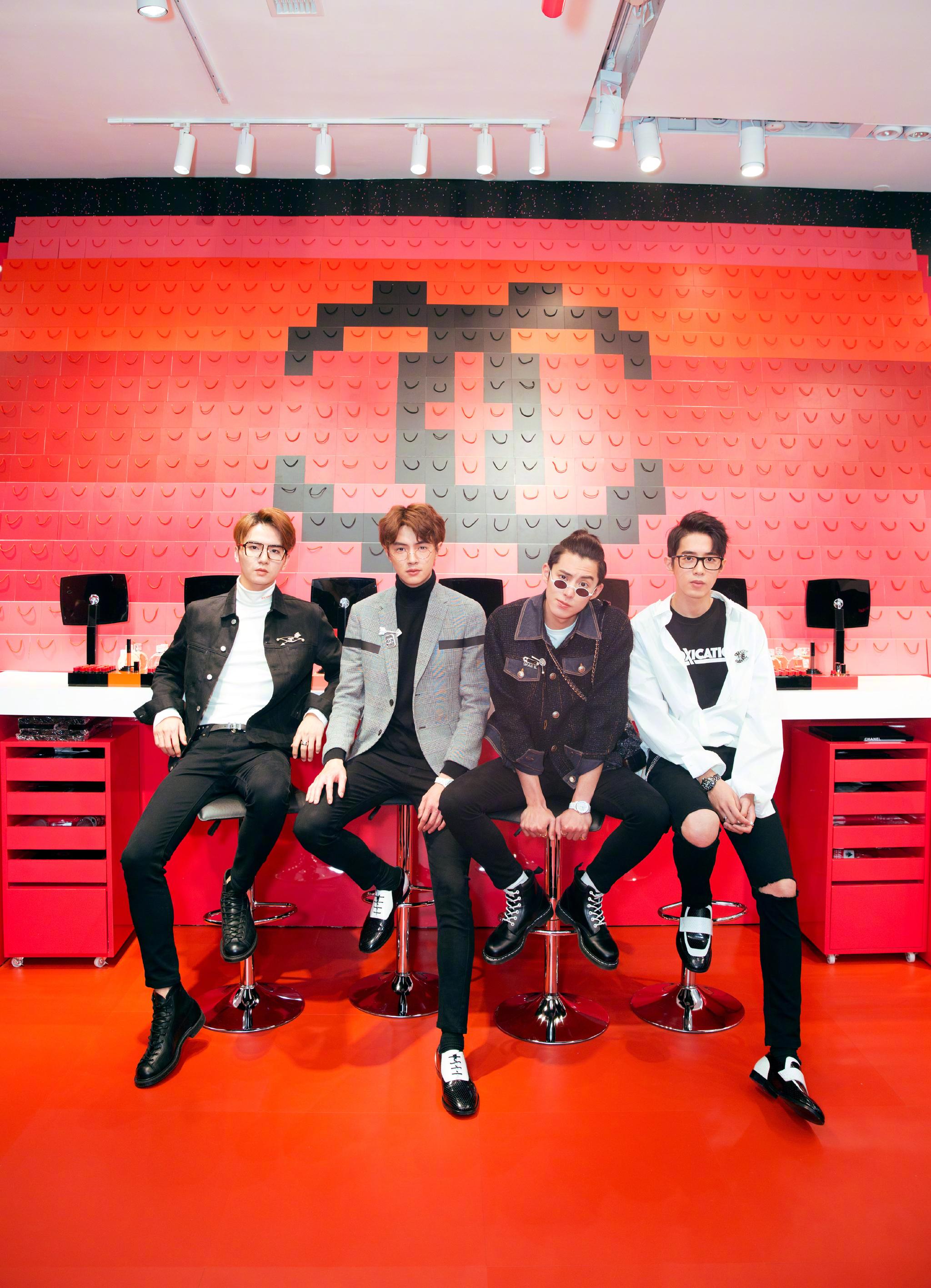 新《流星花园》f4 王鹤棣身着chanel 2018春夏牛仔斜纹软呢外套