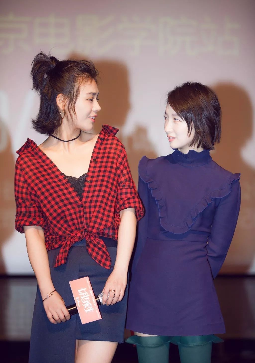 30岁马思纯和26岁周冬雨同框,网友:拍出了隔辈的既视感!