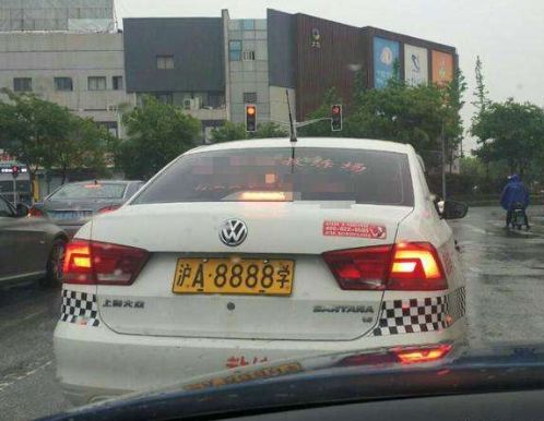 第四种车牌带有大黄色底和黑色字,这种车牌的使用车辆一般是大货车