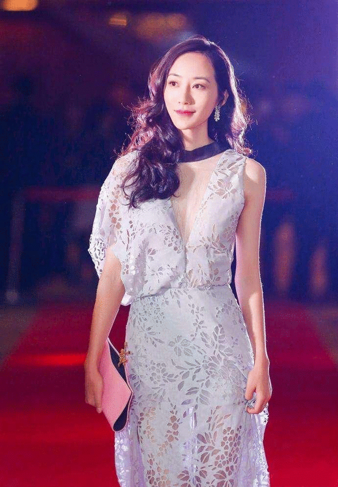 韩雪透明蕾丝裙出境, "洞洞"都到腰, 网友: 美瞎我的眼