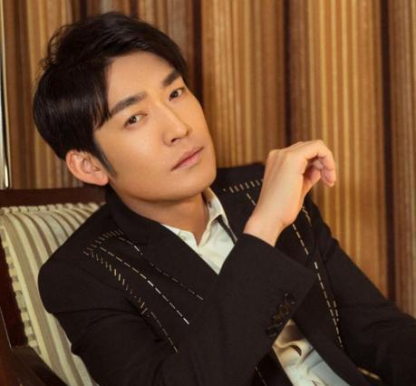 出道18年混三线,成皇帝专业户,今新剧帅到掉渣圈粉无数!