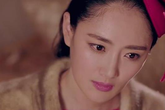 你还记得网剧《灵魂摆渡》中的茶茶吗?她的旗袍装可是很美的