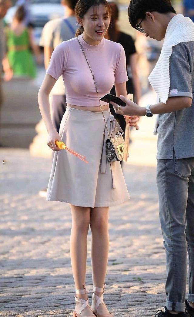 街拍:斜挎包的小姐姐,身材好不好一目了然