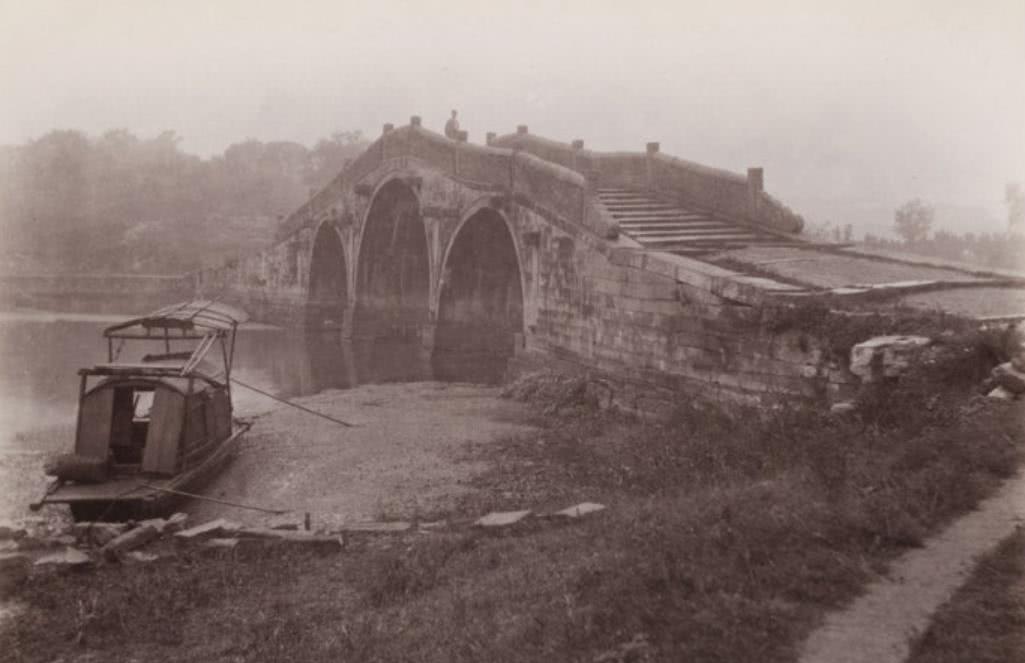 100多年前中国旧照,图3破破烂烂长城,图6人烟稀少街道!