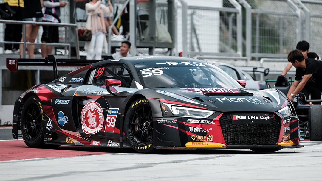 赛前所预料的那样,头排发车的孙竞祖和bhurit马上展开了头位争夺战,没