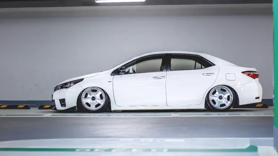 买菜用的丰田卡罗拉玩改装,气动上身后也能展示迷人姿态!