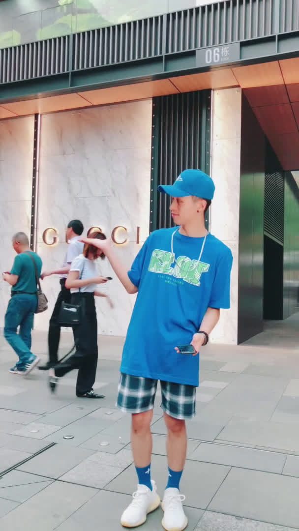 舞蹈红人周不齐舞团 【古驰 古驰 普拉达 普拉达】这个动作和这个音乐