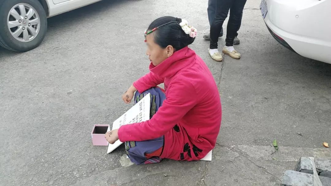 "因美貌如花,不想上班"丽江街头现奇葩乞讨女!