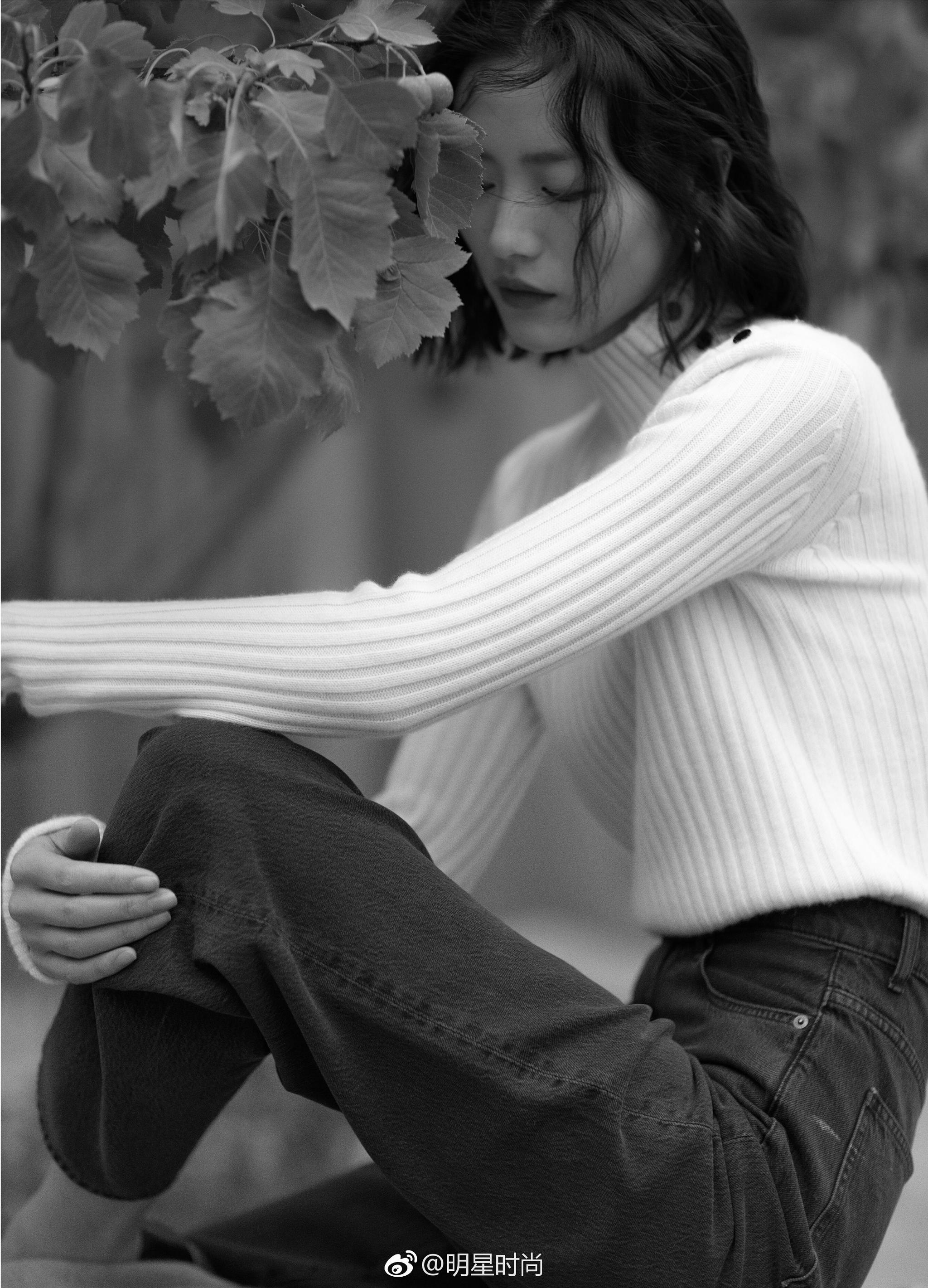 刘雯秋日写真大片来袭,在古色古香的中式庭院中,寻一树火红灿烂