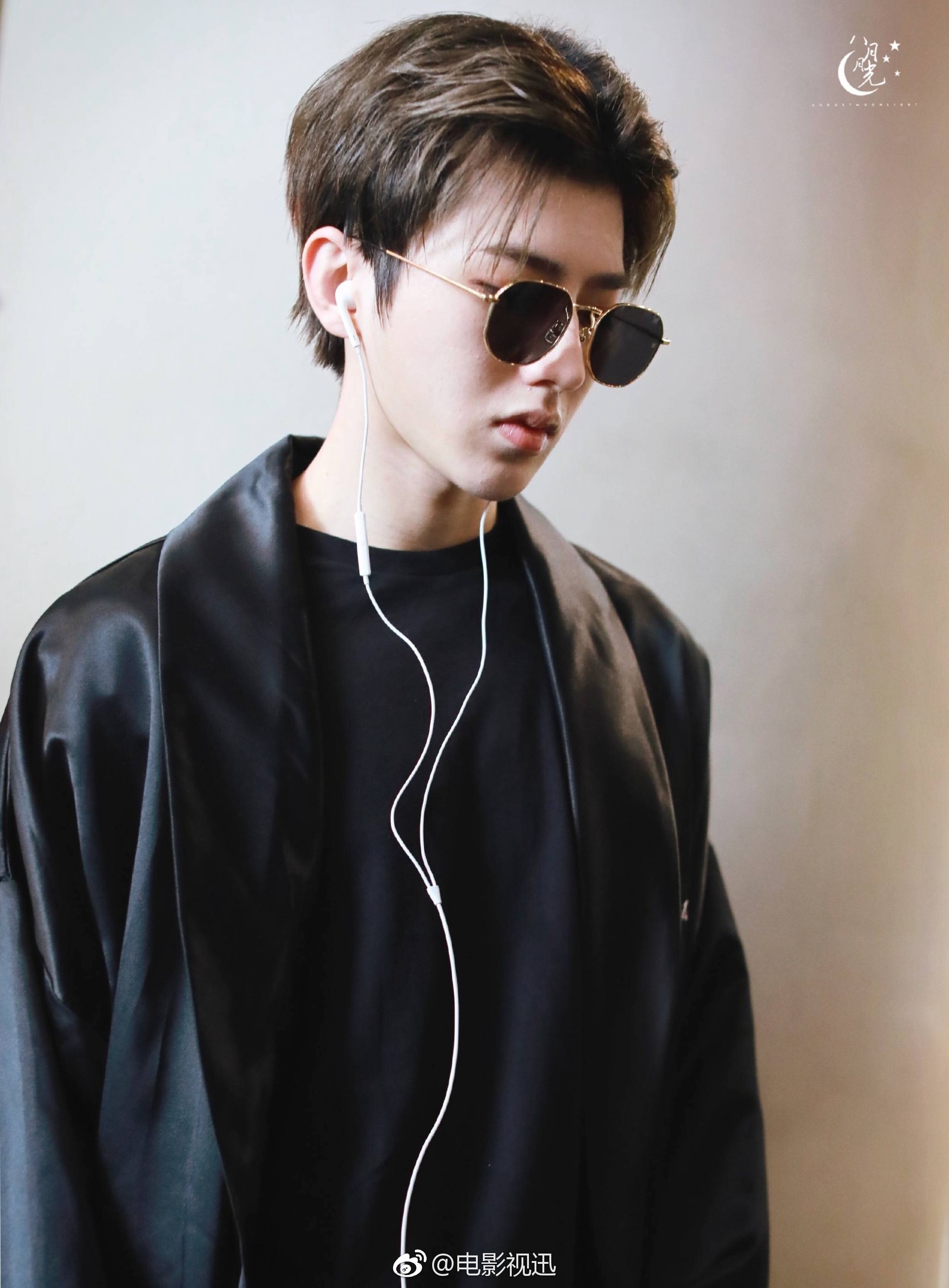 蔡徐坤墨镜 蔡徐坤机场帅炸