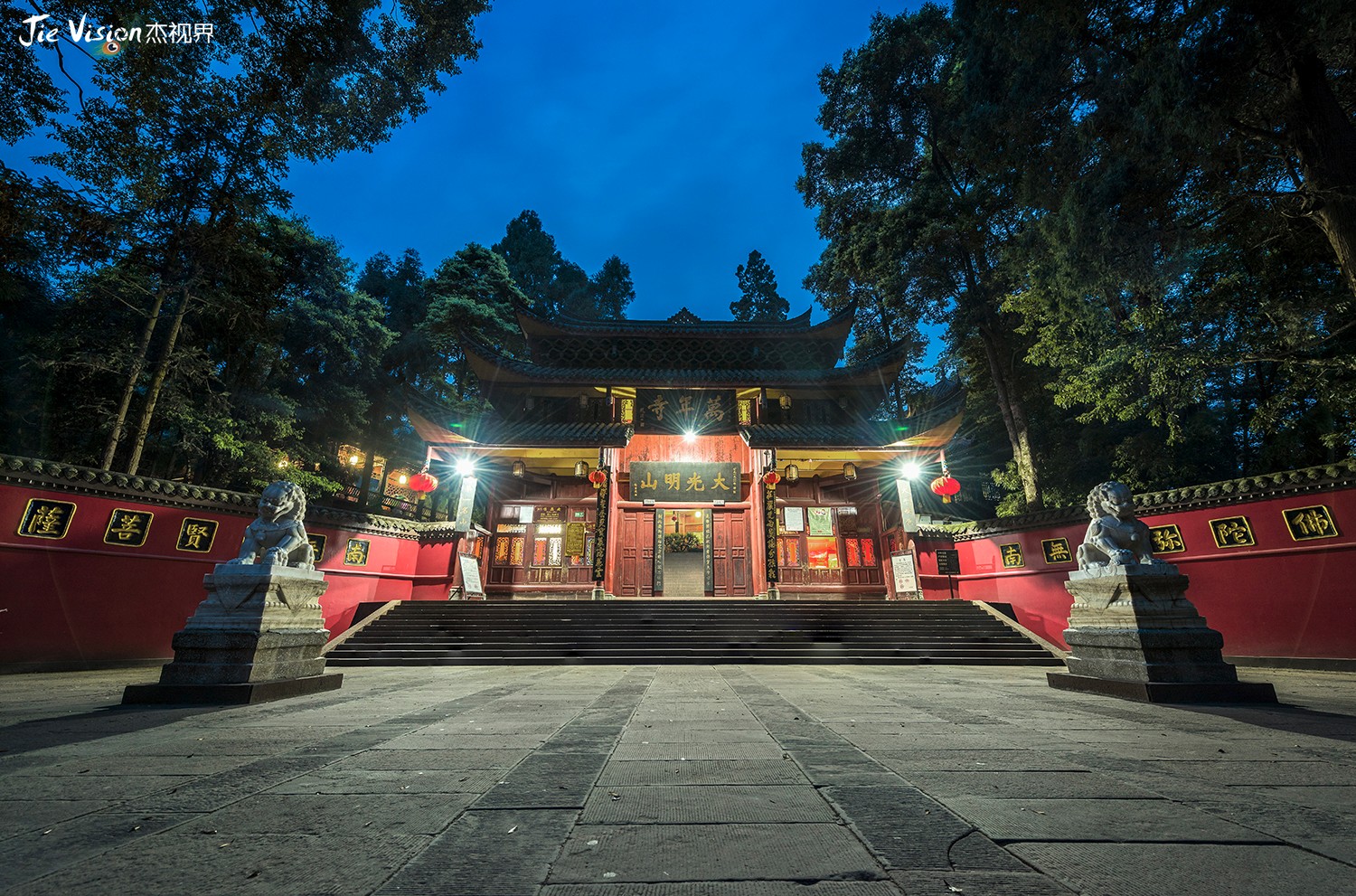 夜探峨眉古刹万年寺 你绝想不到它是这样的神秘惊艳!