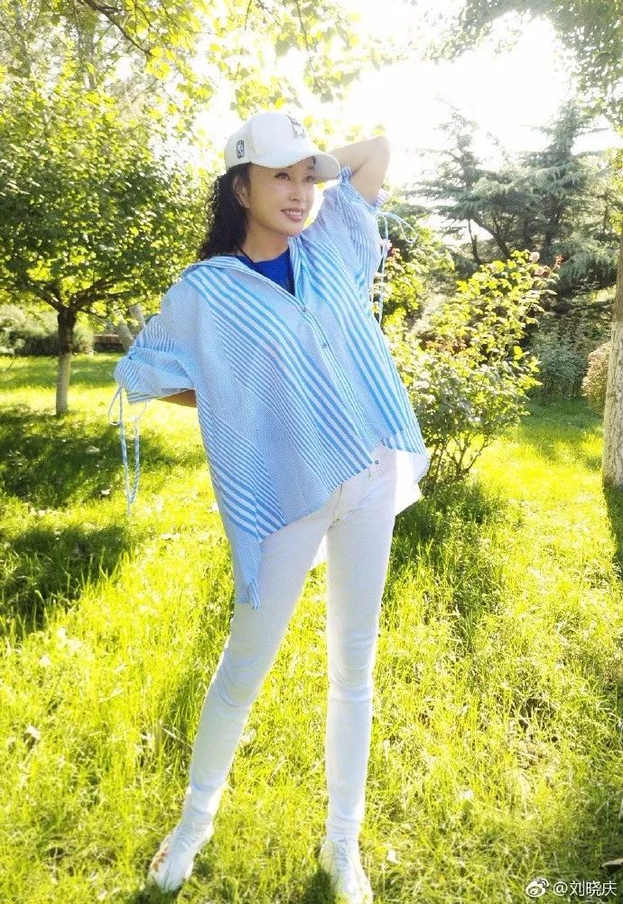 63岁刘晓庆无p近照曝光!膀大腰圆"事业线"抢镜!回应扮嫩质疑