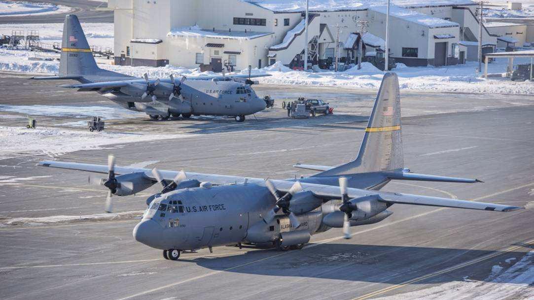 号称"大力神"的c130运输机,短距起飞告诉你马力究竟有多强!