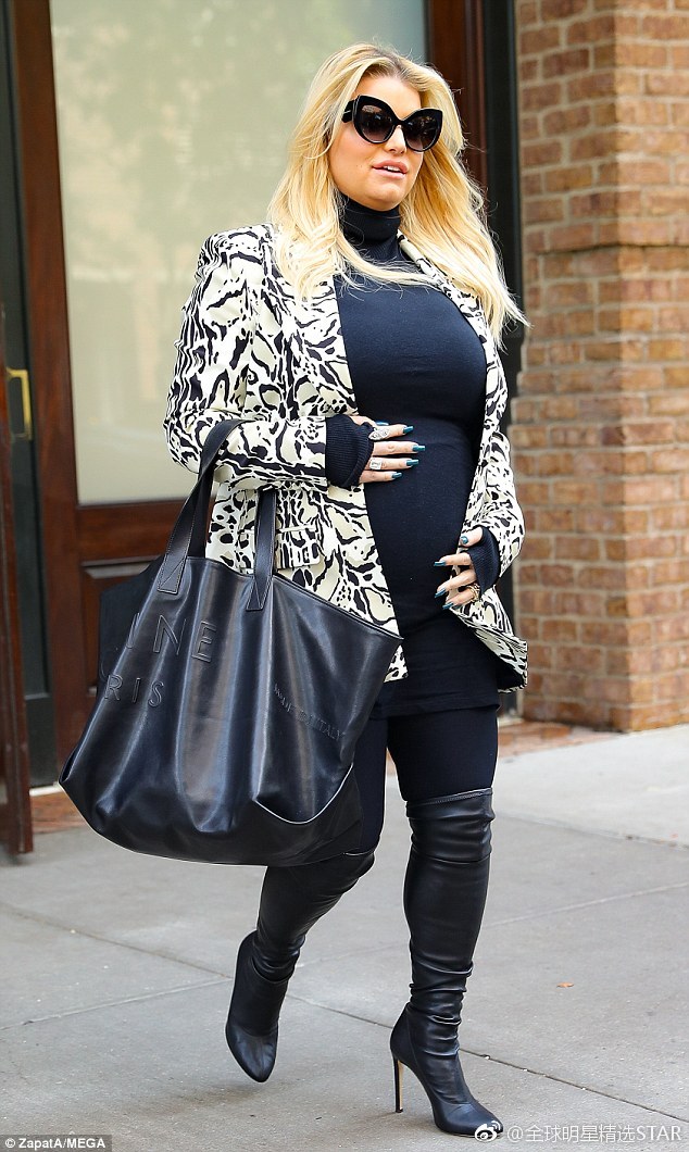 杰西卡辛普森宣布怀孕第三个孩子后挺着大肚子纽约出街