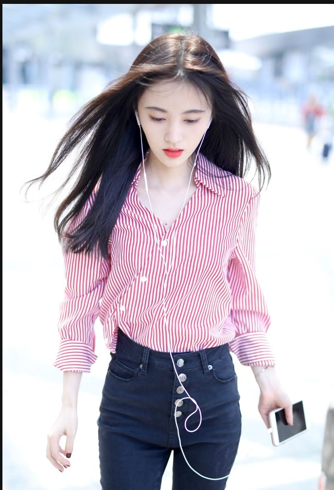 鞠婧祎穿条纹衬衫搭配黑色破洞牛仔裤现身机场 笑容甜美长发飘飘
