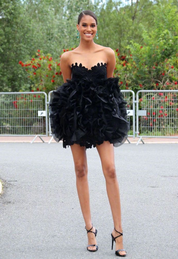 "维密第一大长腿"逆天了!网友:像鸵鸟但腿长是真的惊人