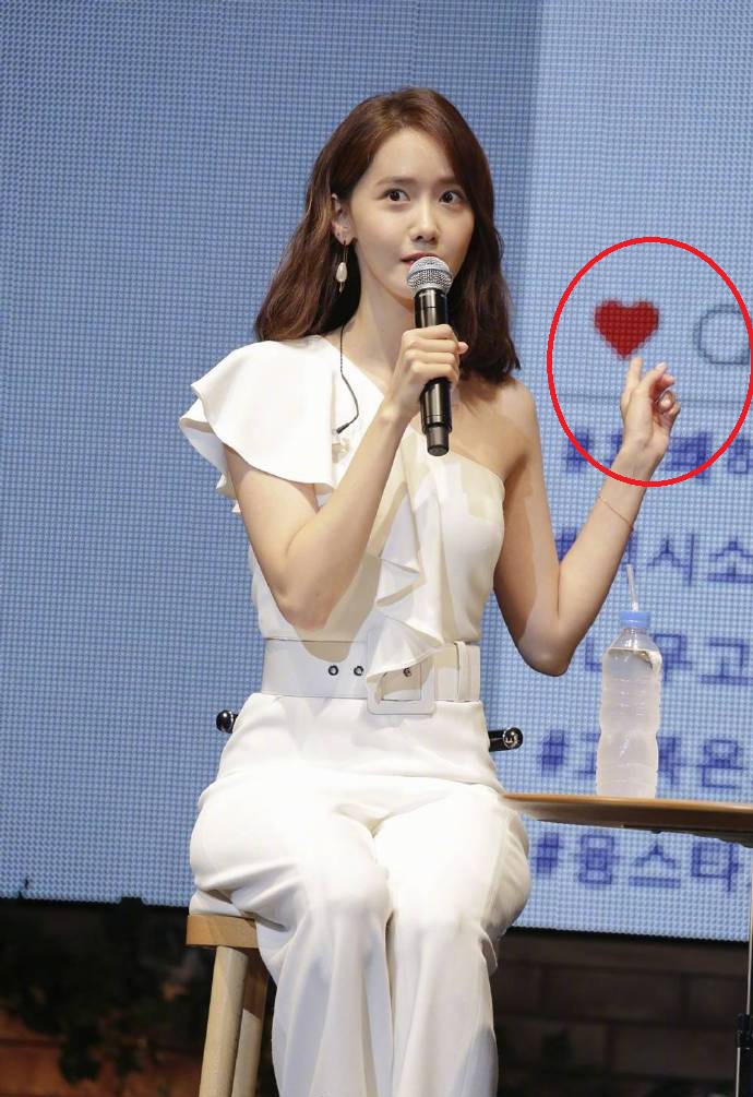 林允儿白色斜肩连体服甜美可爱手指动作遭网友热议要送红心了