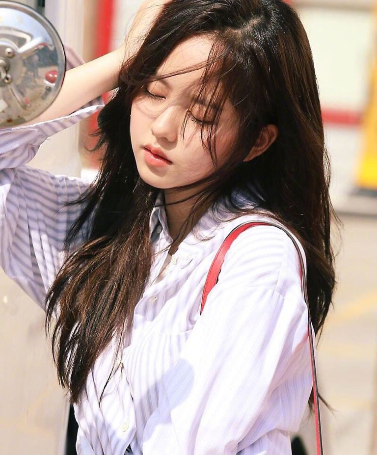 韩星金所泫出席活动,白色收腰连衣裙,微笑比心遭讽刺:大饼脸|金所炫