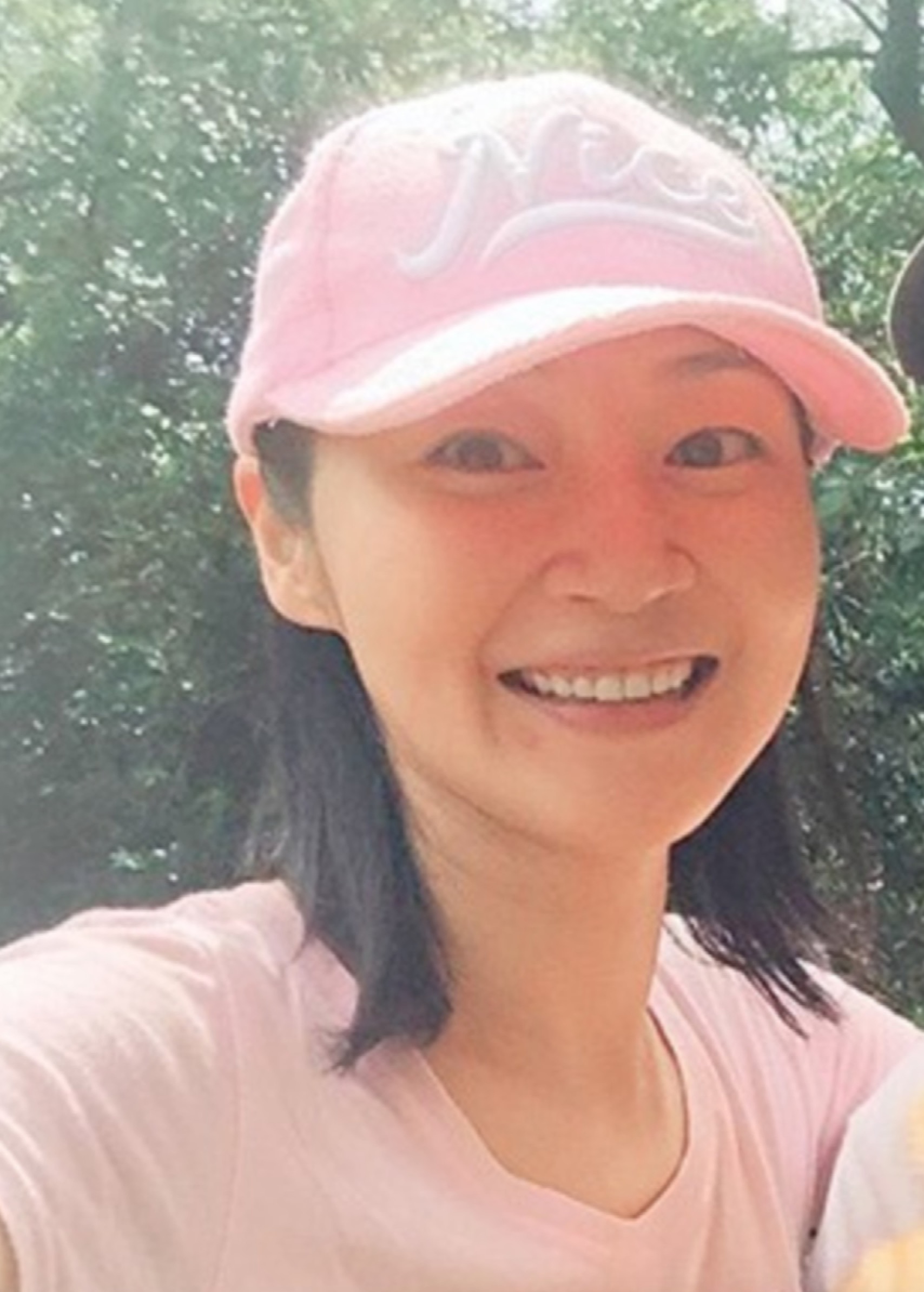 "长腿女神"万绮雯近照曝光,素颜与老公玩自拍,皮肤超白嫩