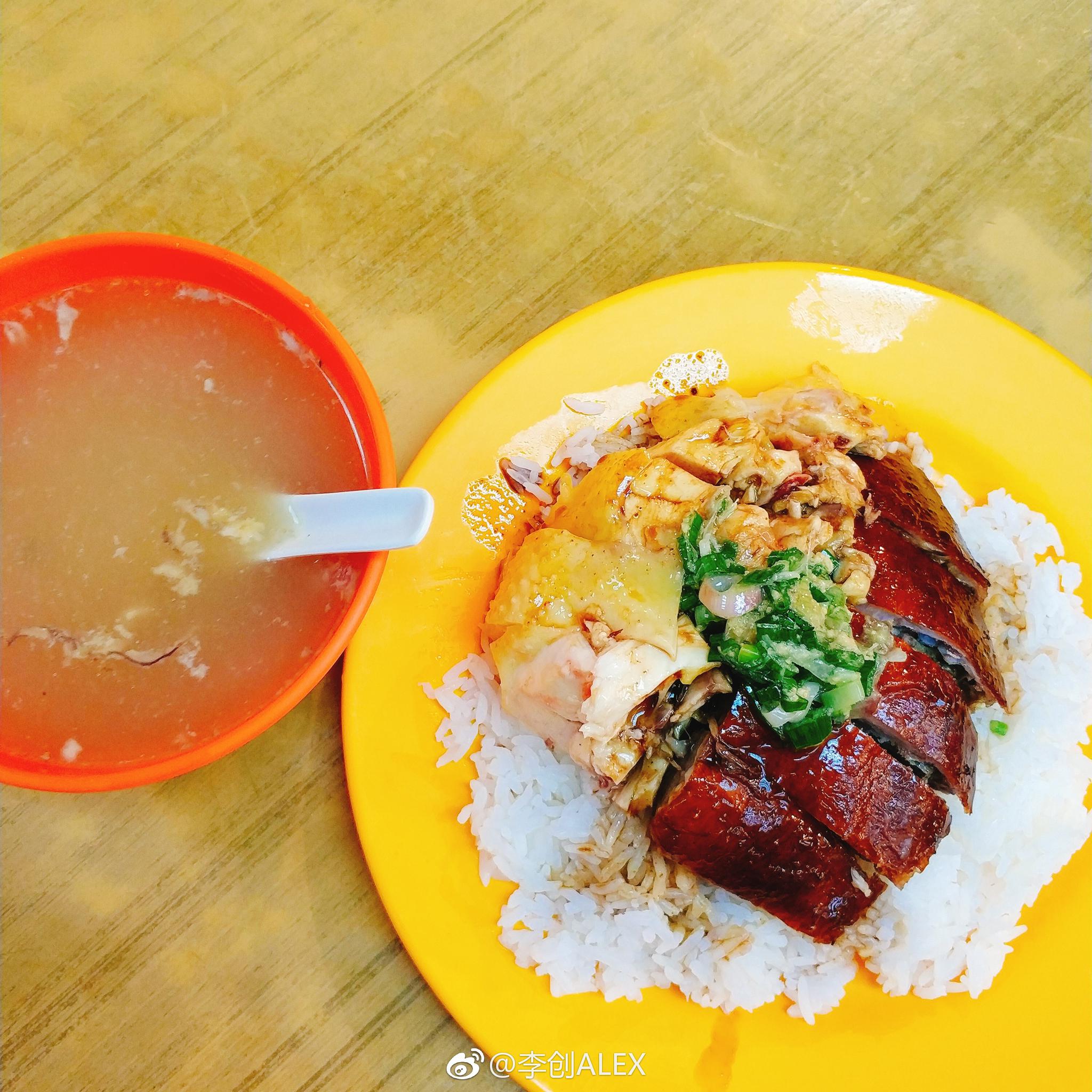 到香港肯定少不了品尝最正宗的烧腊碟头饭油鸡拼烧鸭