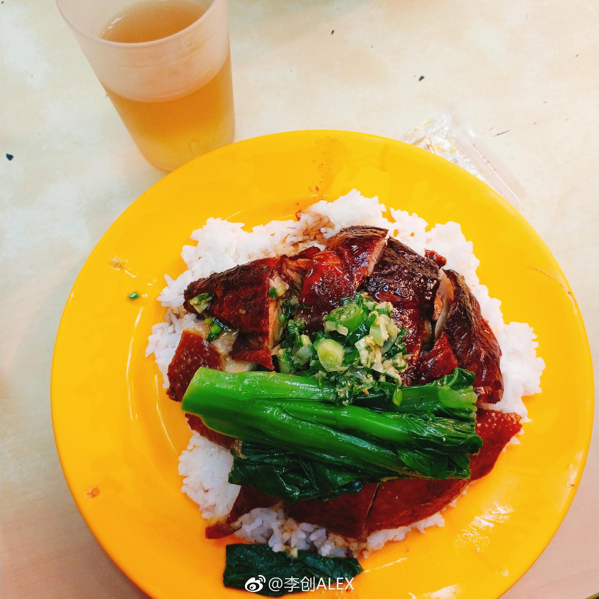 到香港肯定少不了品尝最正宗的烧腊碟头饭油鸡拼烧鸭