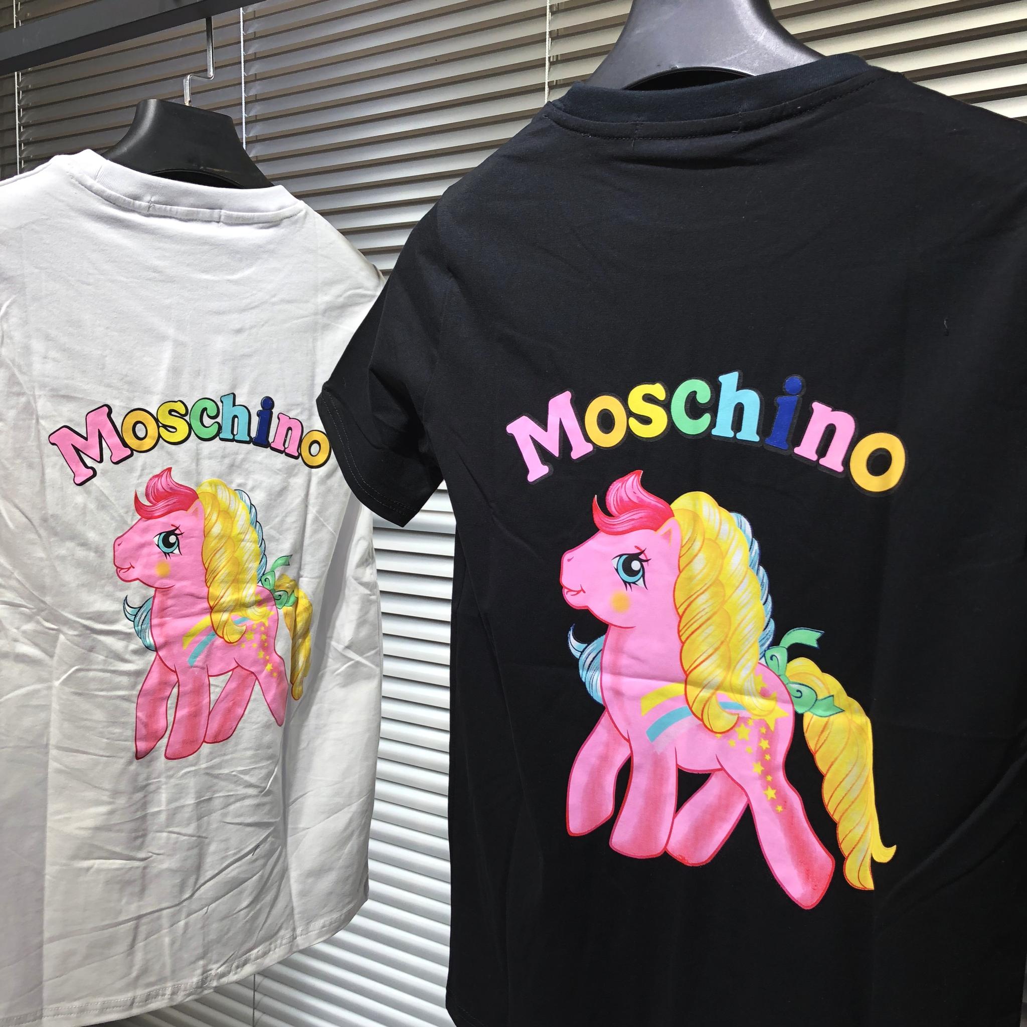 原版购入的修身版型,上身超级好看,最火爆的moschino彩虹马,系列这个