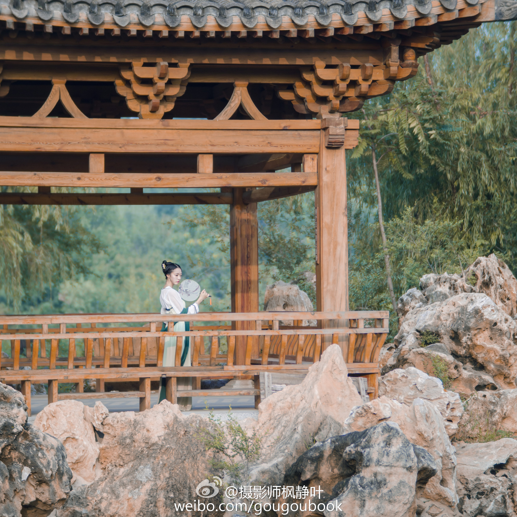 夏未尽,秋已来,顾盼间缘来缘去,凭栏望早已物是人非.