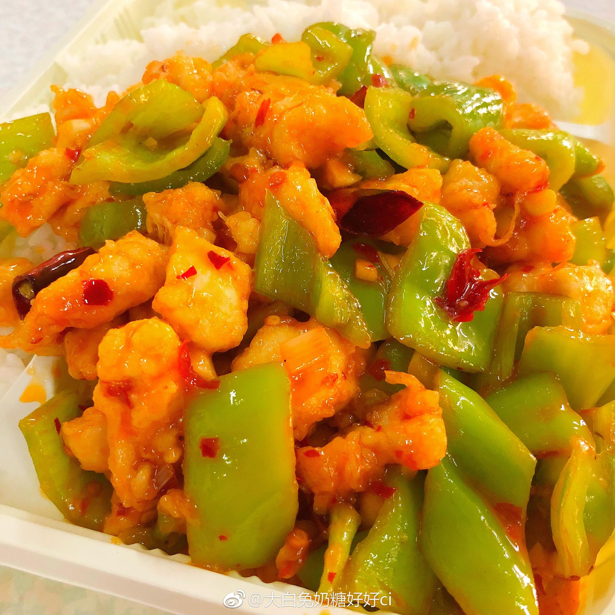 今天我又来排小炒啦!辣子鸡盖饭!好好吃!大块大块的鸡肉