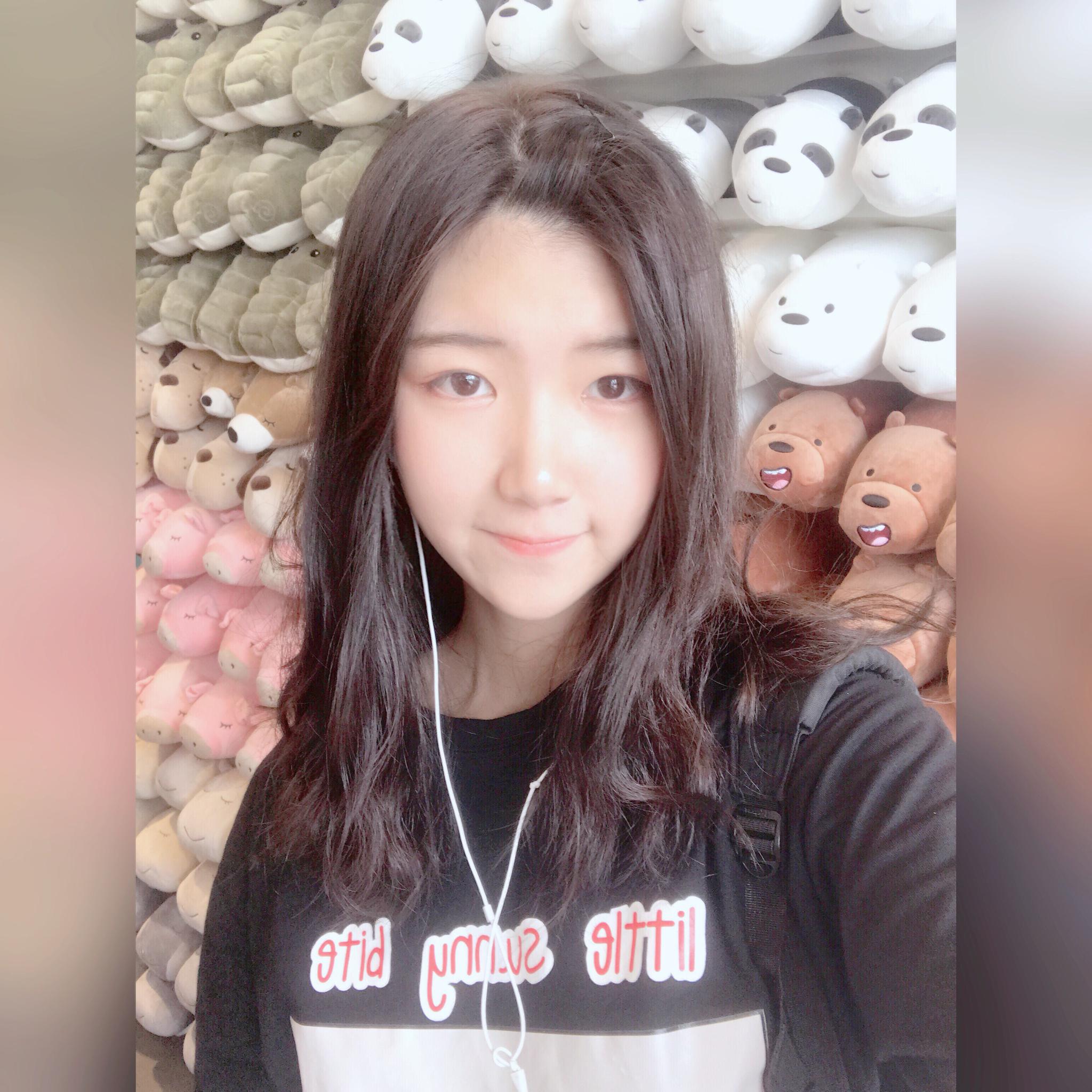 刘欣雨德威国际高中身高178遗传124斤喜欢唱歌画画弹吉他