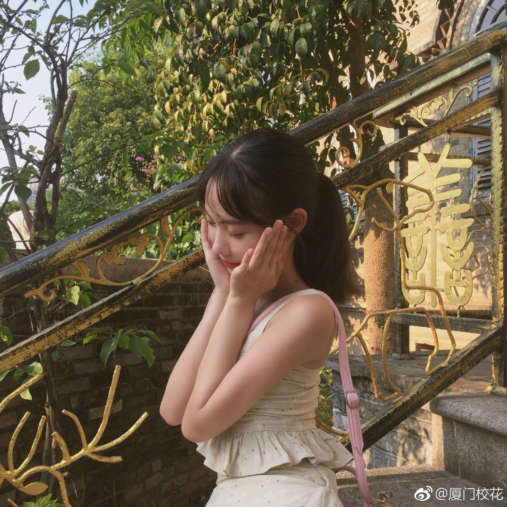 她叫林佳仪,98年,毕业于厦门六中,现就读于福建幼儿师范