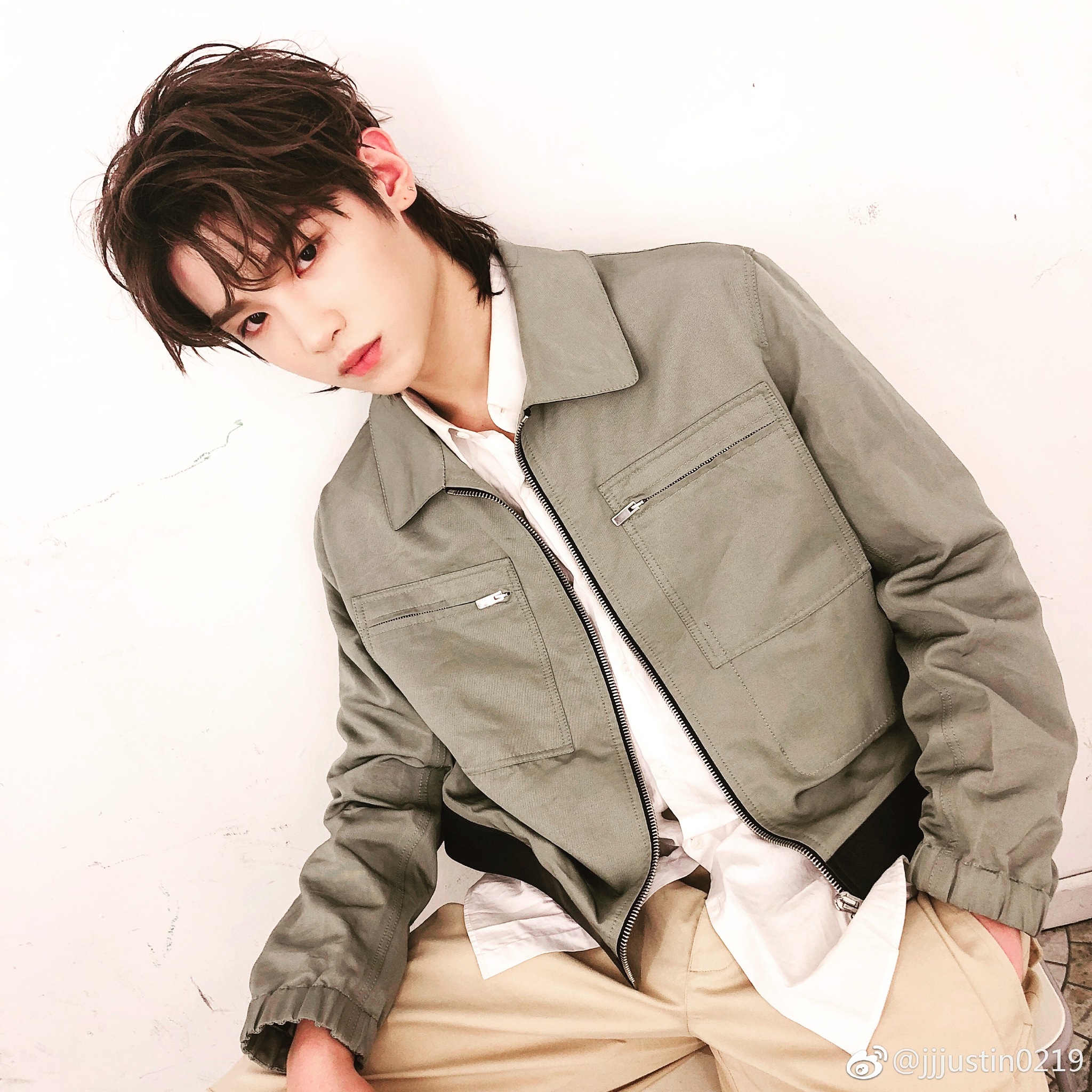 又一个解锁鲻鱼头发型的男星出现了!鹿晗@m鹿m 搭配蓝西装清爽亮相