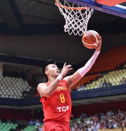 张兆旭内线背打转身投篮命中,随后赵继伟中路强势突破上篮得手,赵睿快