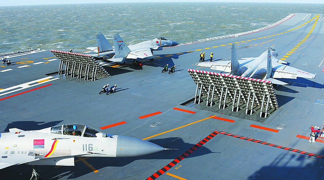 指示员1秒内改变手势,舰载机被叫停起飞