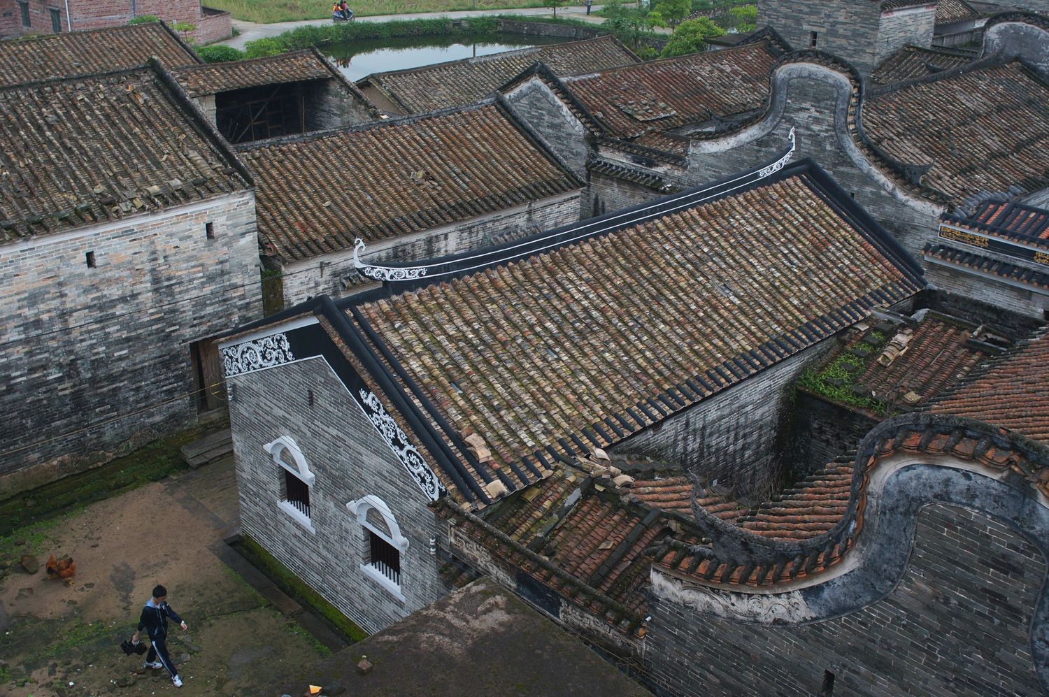 广东有一个古村落建筑风格是高低错落的锅耳楼