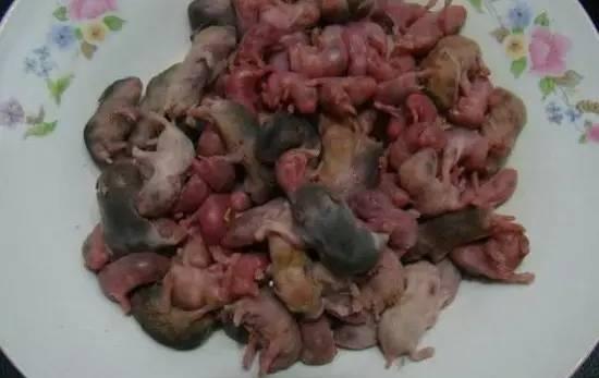 吃老鼠干就算了,竟然还有更恶心的菜.