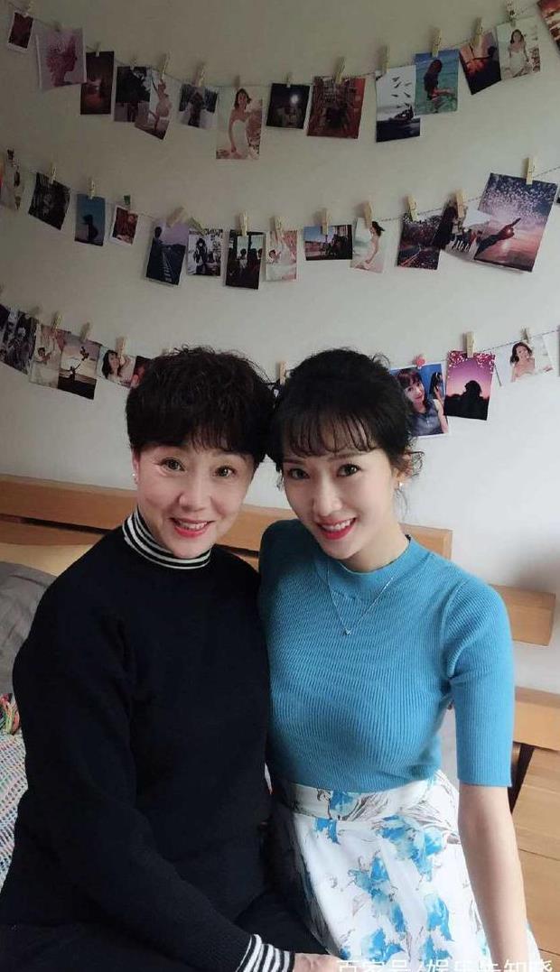 侯长荣晒一家人在一起幸福照,女儿侯雪的颜值是个