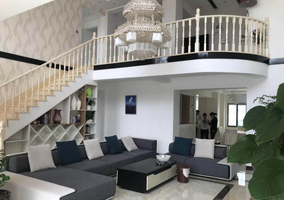 215㎡跃层大豪宅,客厅挑高6米多,进门都要仰望,霸气十足