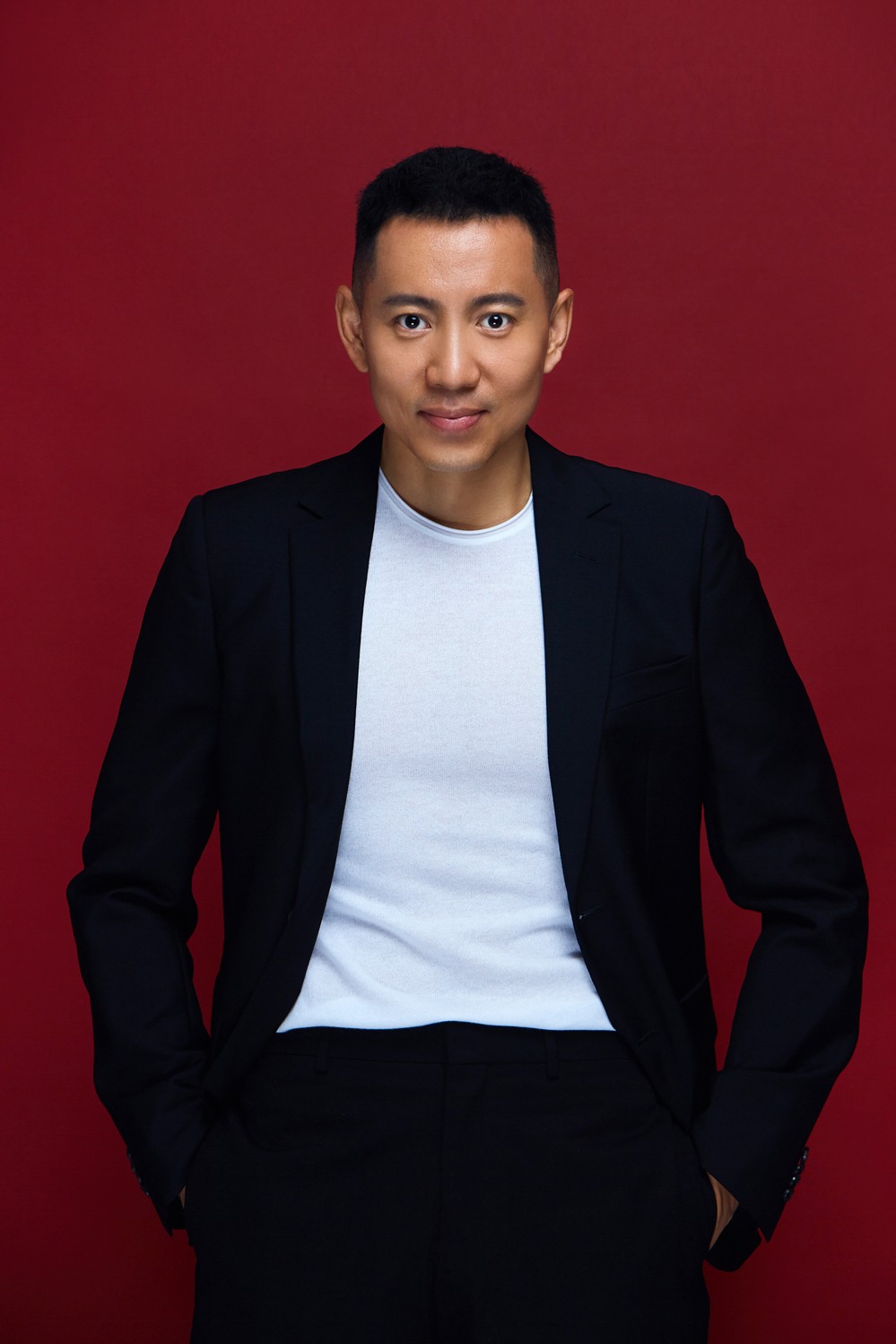 照片中谷智鑫身着黑色西装,搭配低调却不失品味,身形挺拔有型,肌肉