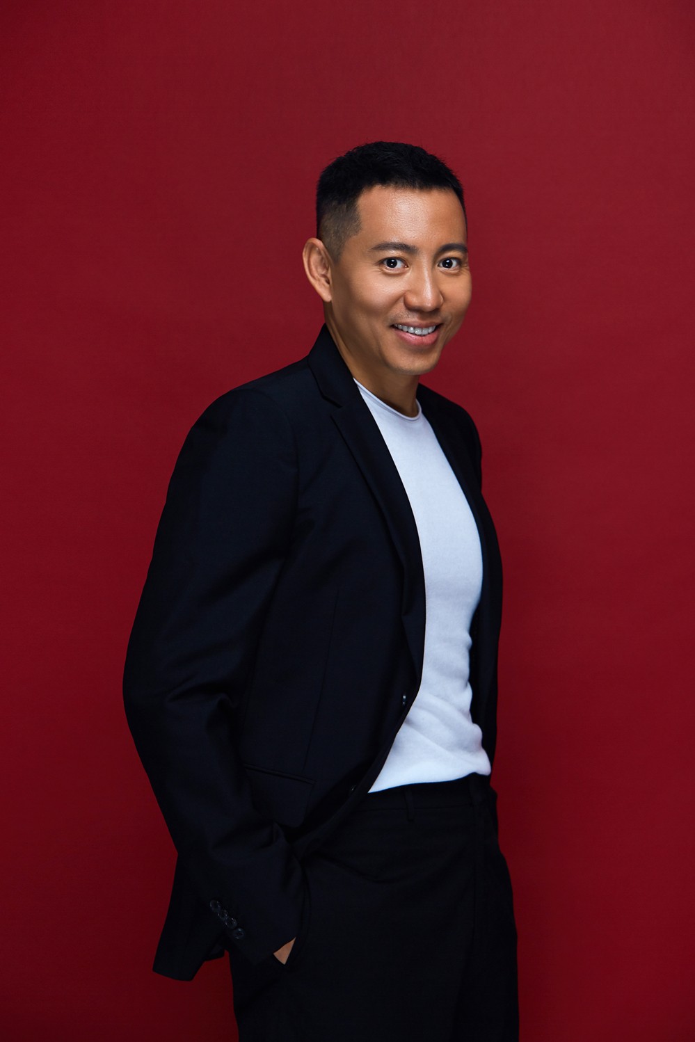 谷智鑫西装写真曝光 尽显熟男魅力