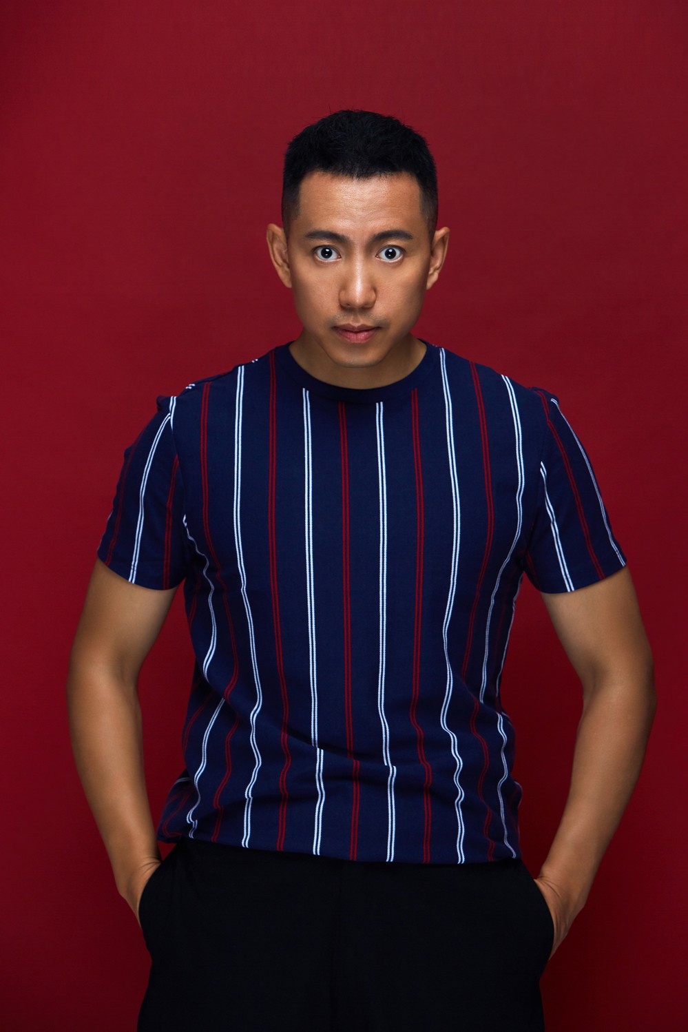 照片中谷智鑫身着黑色西装,搭配低调却不失品味,身形挺拔有型,肌肉